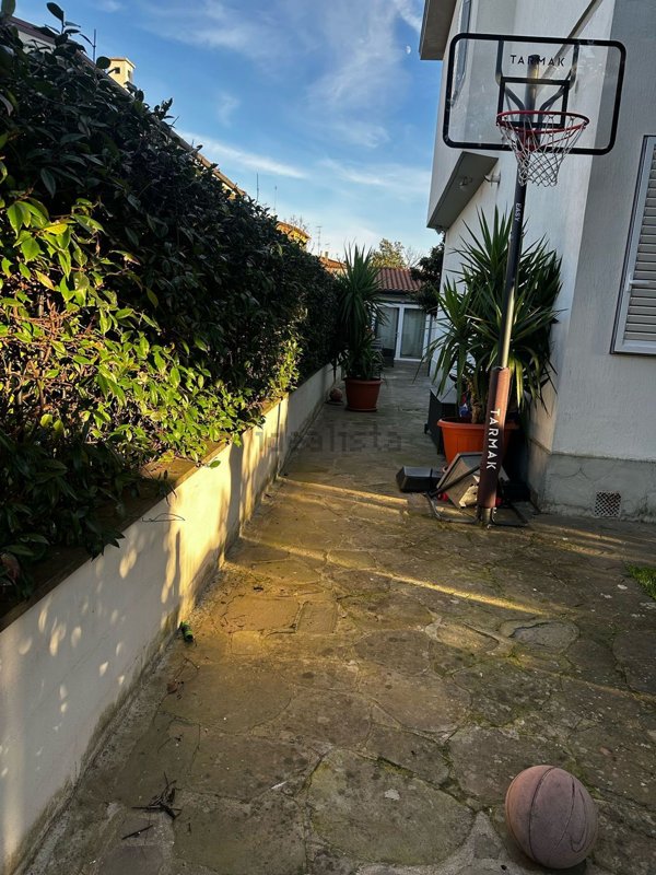 casa indipendente in vendita a Campi Bisenzio