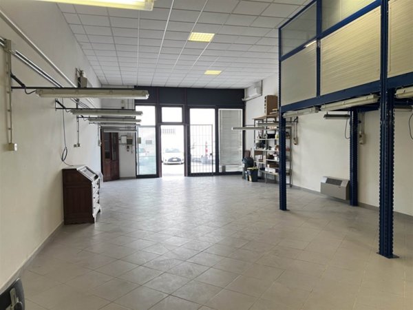 negozio in vendita a Campi Bisenzio