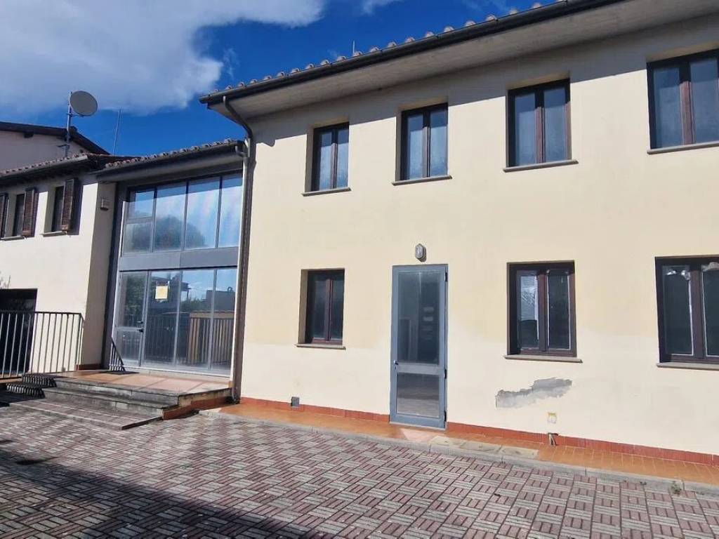 negozio in vendita a Campi Bisenzio in zona Il Rosi