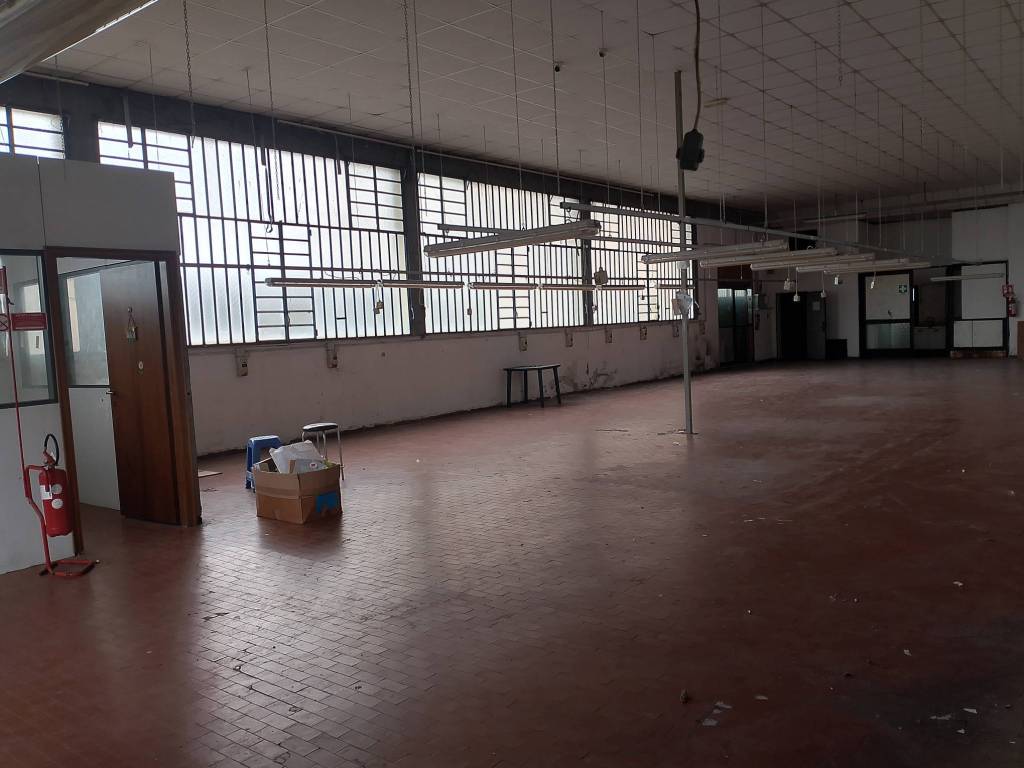 locale commerciale in vendita a Campi Bisenzio