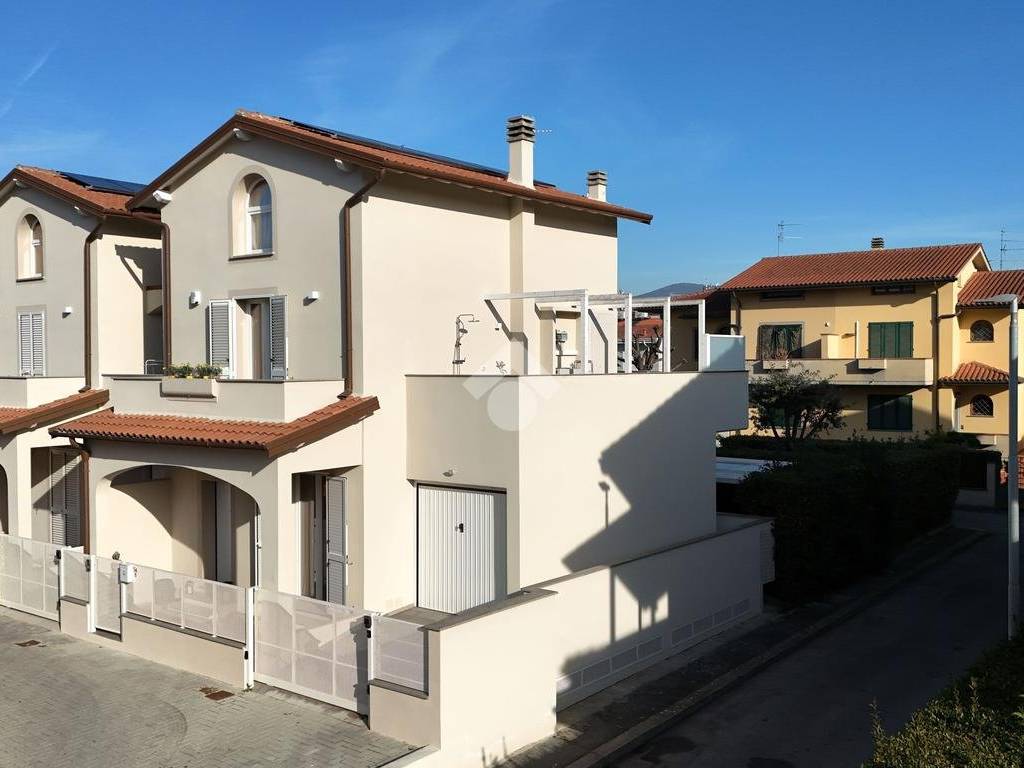 casa indipendente in vendita a Campi Bisenzio