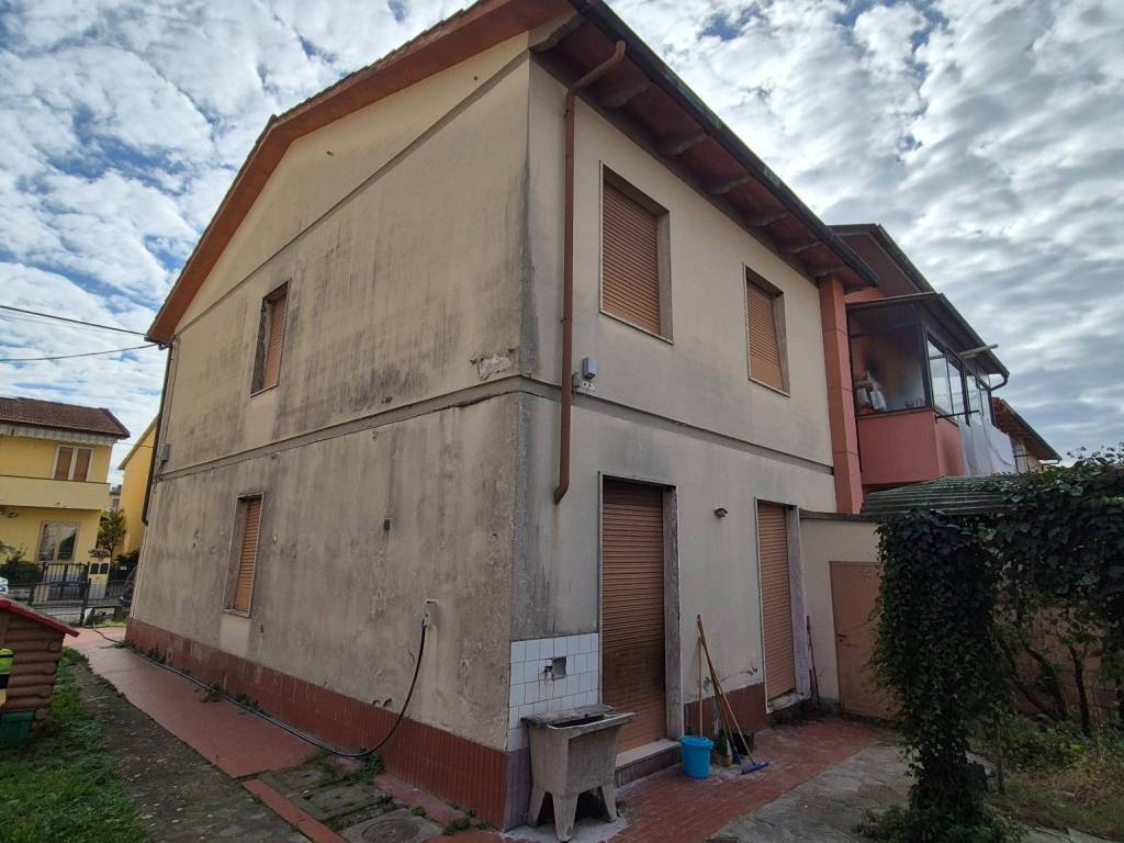 casa indipendente in vendita a Campi Bisenzio in zona Capalle