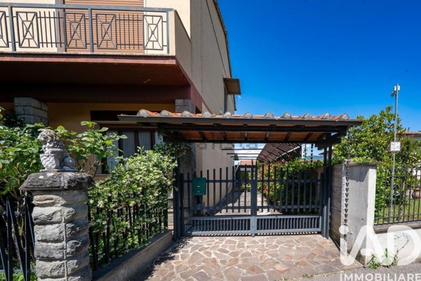 casa indipendente in vendita a Campi Bisenzio in zona Capalle