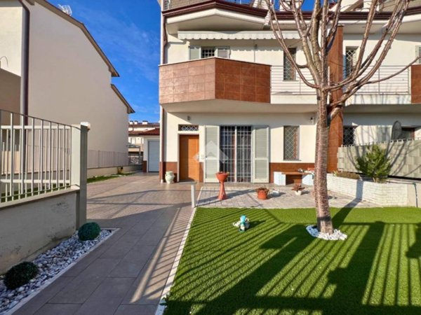 casa indipendente in vendita a Campi Bisenzio in zona Capalle