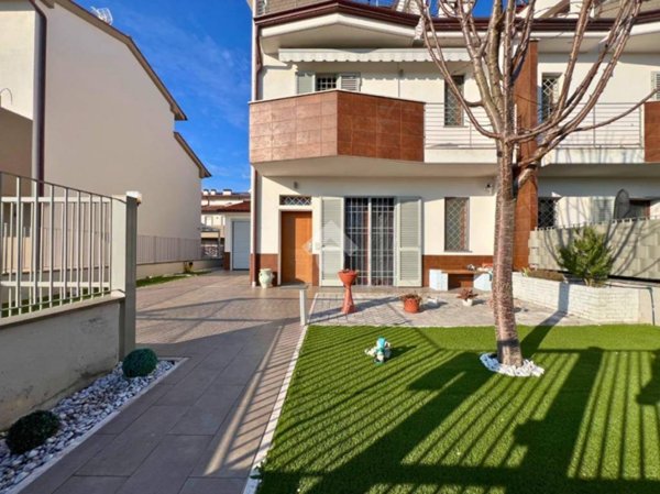 casa indipendente in vendita a Campi Bisenzio in zona Capalle