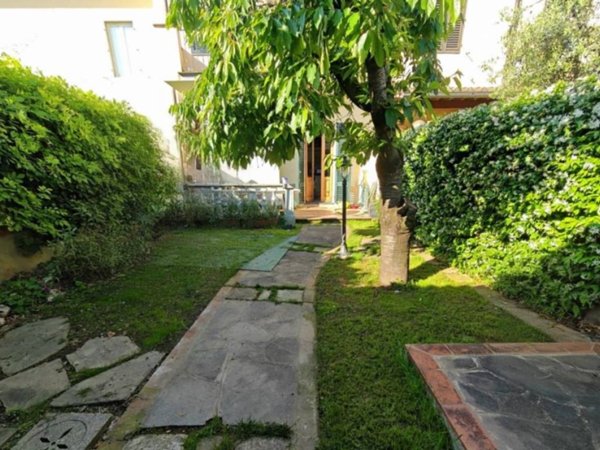 casa indipendente in vendita a Campi Bisenzio