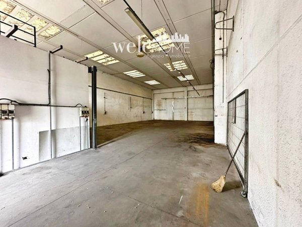 locale commerciale in vendita a Campi Bisenzio in zona Capalle