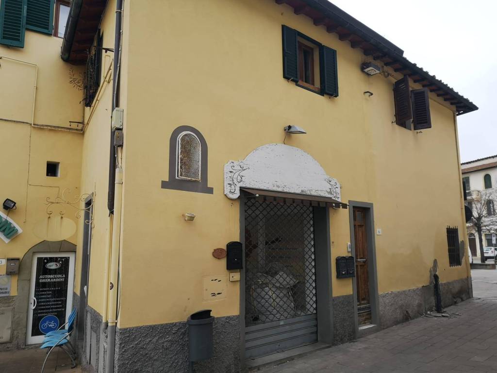 negozio in vendita a Campi Bisenzio