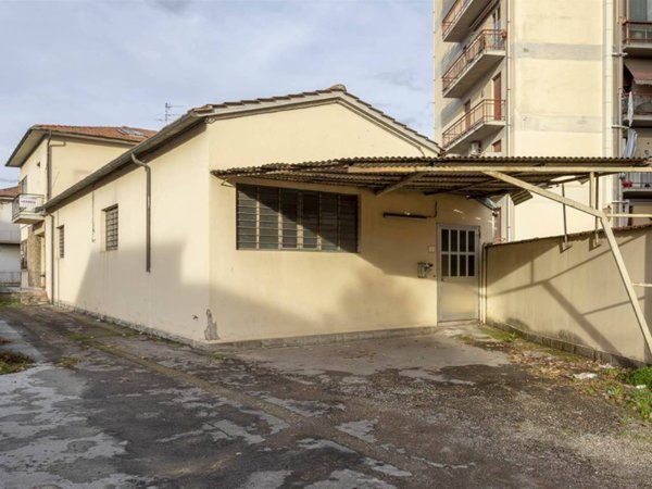 locale commerciale in vendita a Campi Bisenzio in zona Capalle