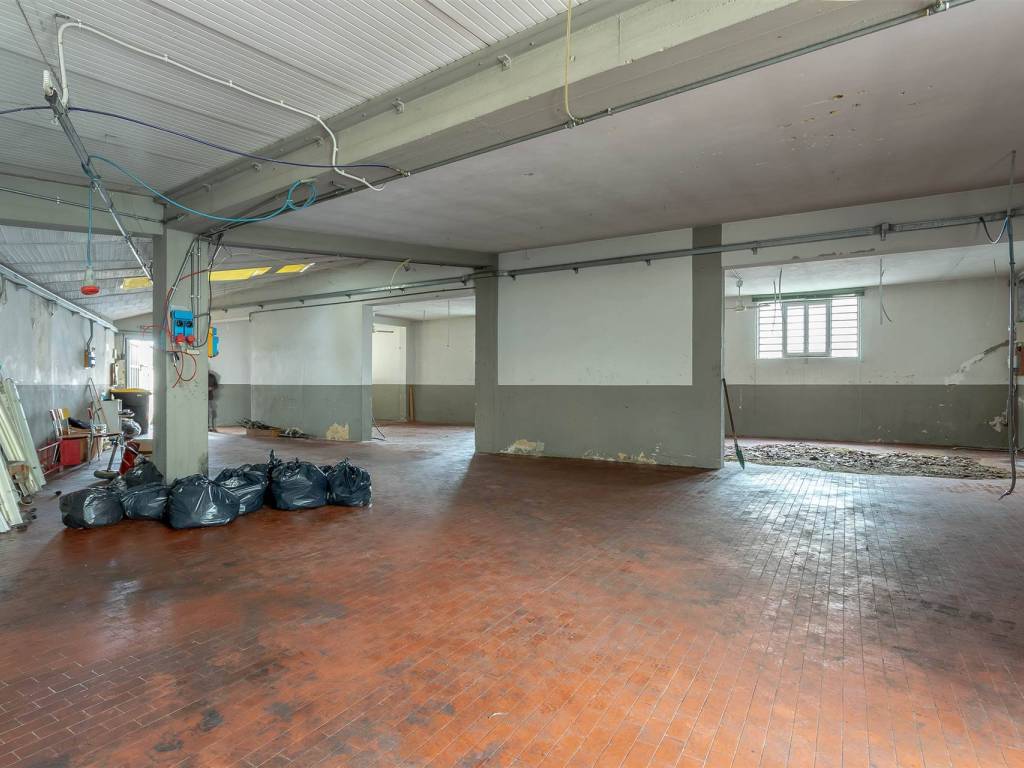 locale commerciale in vendita a Campi Bisenzio in zona Capalle