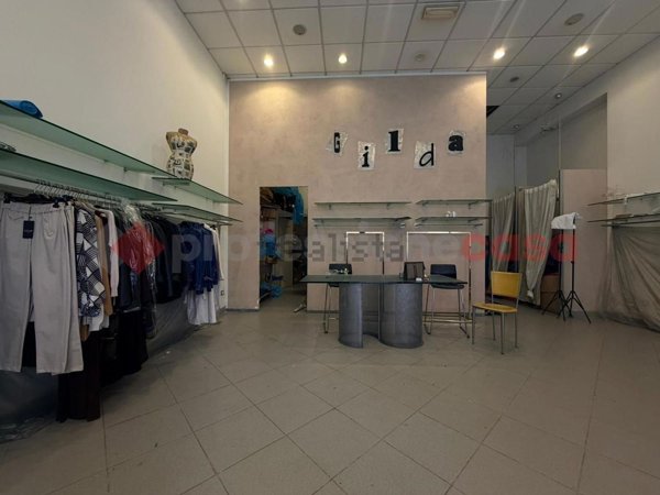 negozio in vendita a Campi Bisenzio