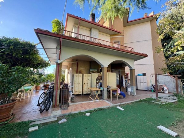 casa indipendente in vendita a Campi Bisenzio