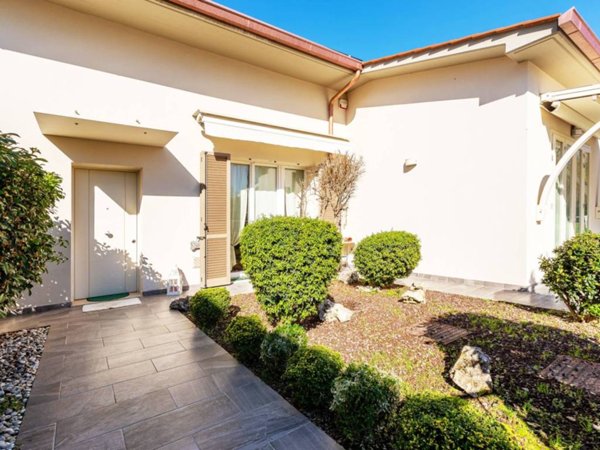 casa indipendente in vendita a Campi Bisenzio