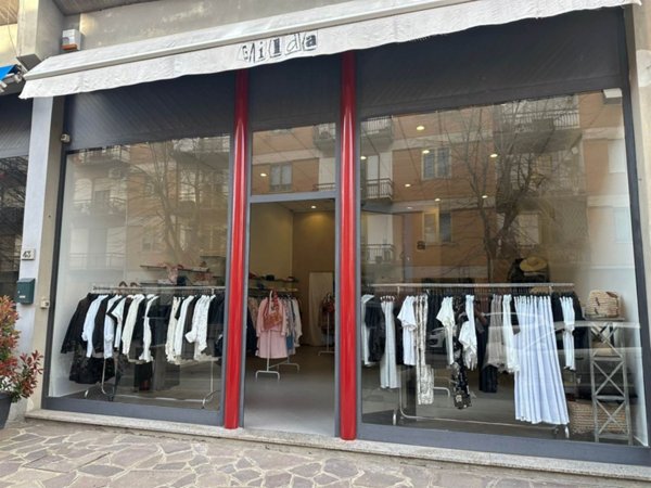 negozio in vendita a Campi Bisenzio