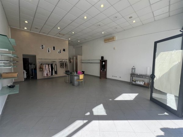 negozio in vendita a Campi Bisenzio