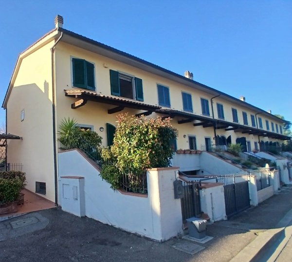 casa indipendente in vendita a Campi Bisenzio