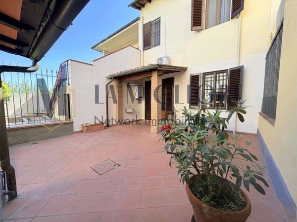 casa indipendente in vendita a Campi Bisenzio