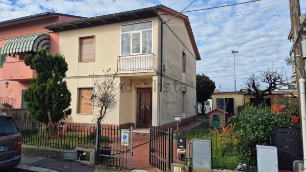 casa indipendente in vendita a Campi Bisenzio