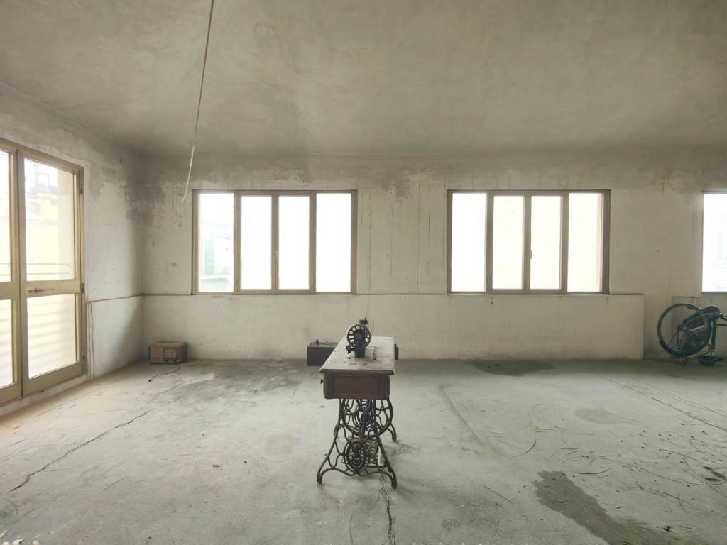 locale commerciale in vendita a Campi Bisenzio in zona San Donnino