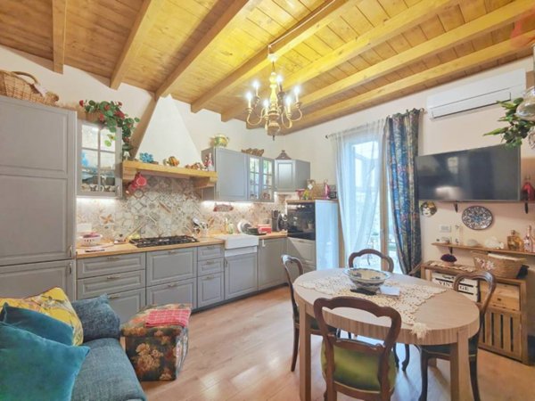 casa indipendente in vendita a Campi Bisenzio