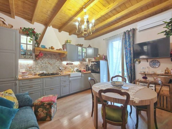 casa indipendente in vendita a Campi Bisenzio
