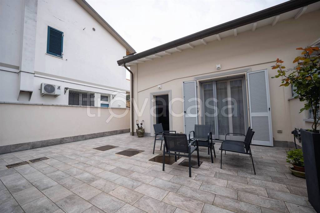 casa indipendente in vendita a Campi Bisenzio