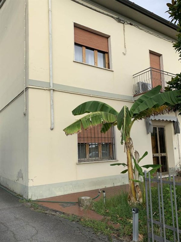 casa indipendente in vendita a Campi Bisenzio in zona Capalle