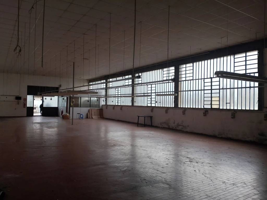 locale commerciale in vendita a Campi Bisenzio