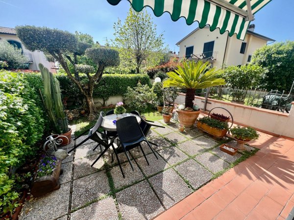 casa indipendente in vendita a Campi Bisenzio