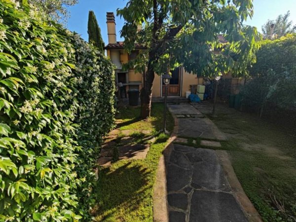 casa indipendente in vendita a Campi Bisenzio