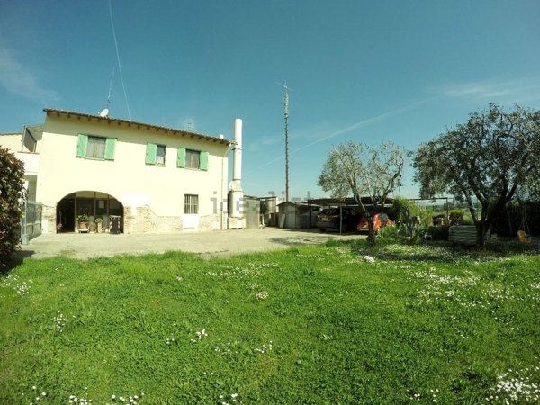 pentavano in vendita a Campi Bisenzio in zona San Piero a Ponti