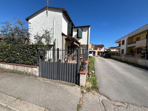 casa indipendente in vendita a Campi Bisenzio