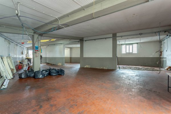 locale commerciale in vendita a Campi Bisenzio in zona Capalle