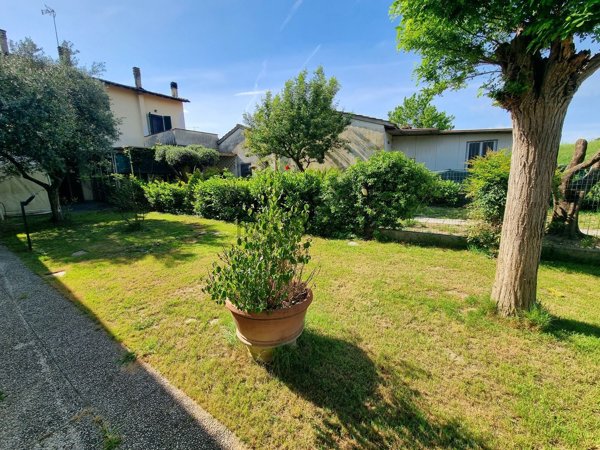 casa indipendente in vendita a Campi Bisenzio in zona Capalle