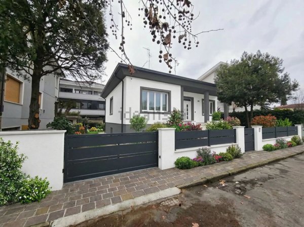 casa indipendente in vendita a Campi Bisenzio