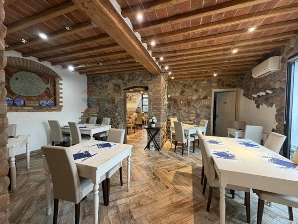 negozio in vendita a Campi Bisenzio in zona Il Rosi