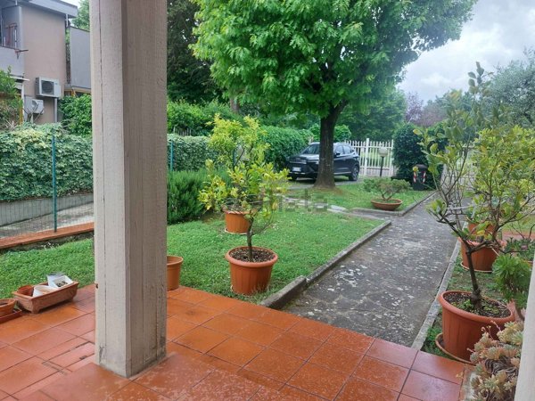 casa indipendente in vendita a Campi Bisenzio