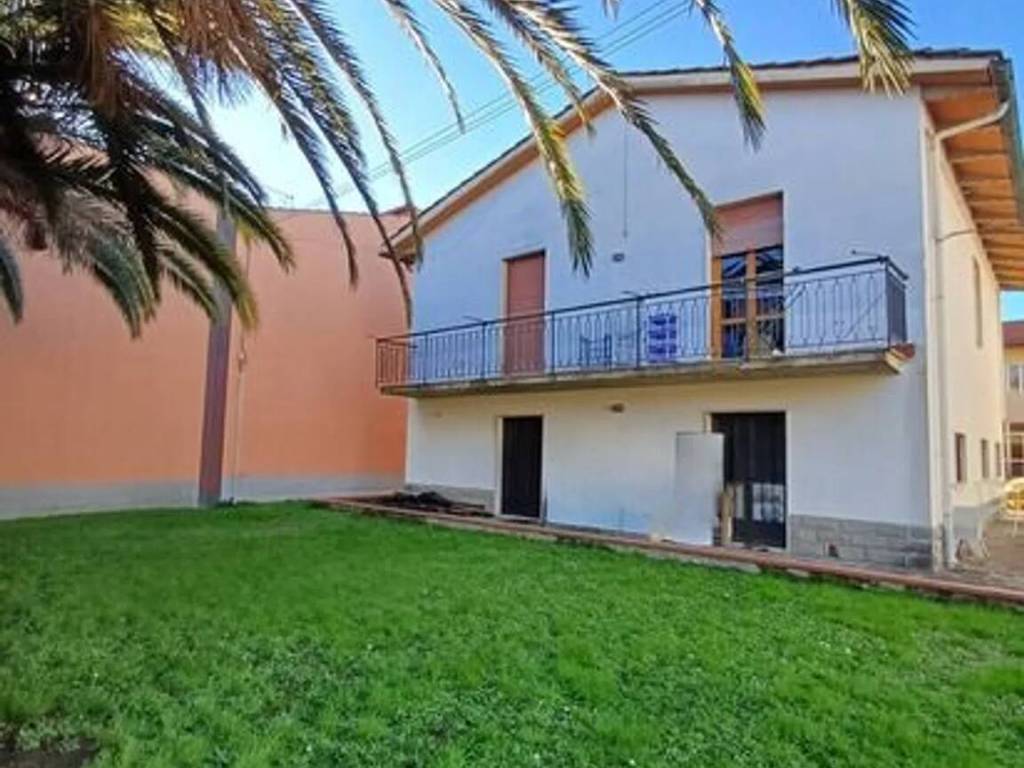 casa indipendente in vendita a Campi Bisenzio in zona Capalle