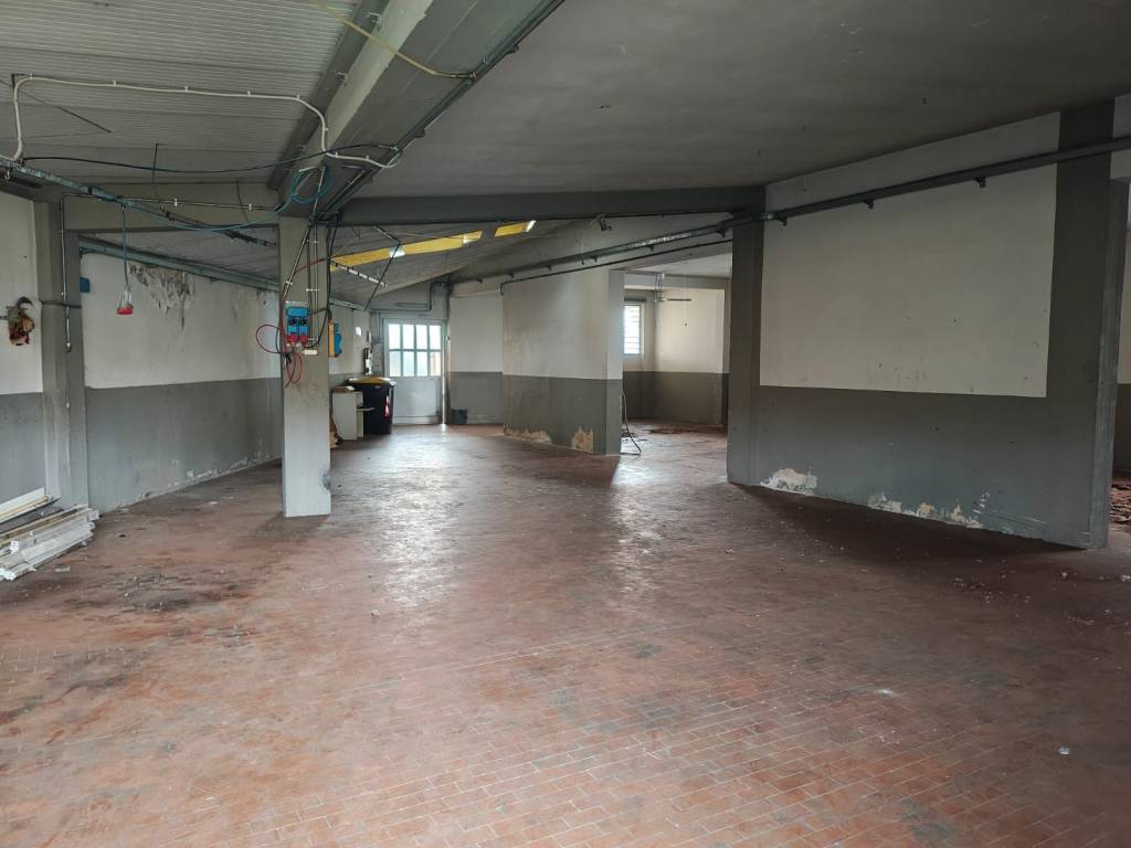 locale commerciale in vendita a Campi Bisenzio in zona Capalle