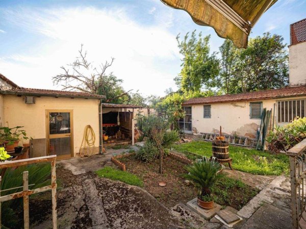 casa indipendente in vendita a Campi Bisenzio in zona Capalle