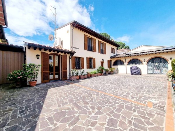 casa indipendente in vendita a Campi Bisenzio