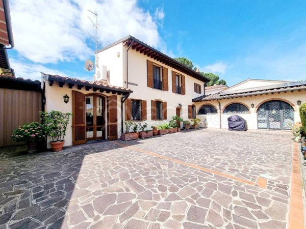 casa indipendente in vendita a Campi Bisenzio