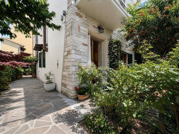 casa indipendente in vendita a Campi Bisenzio