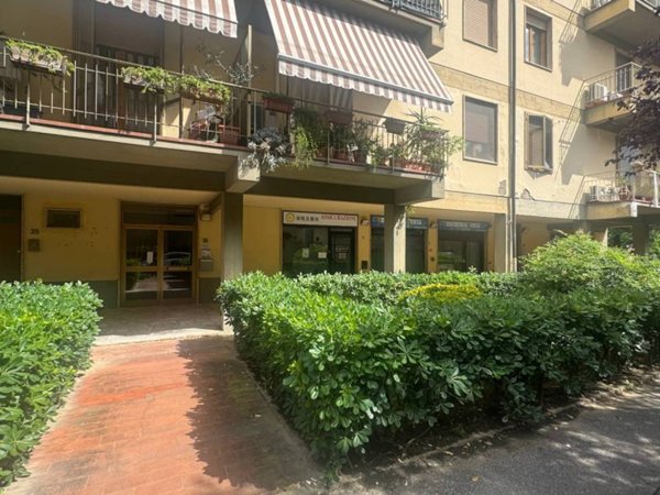 negozio in vendita a Campi Bisenzio