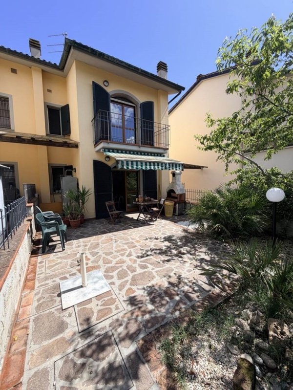 casa indipendente in vendita a Campi Bisenzio