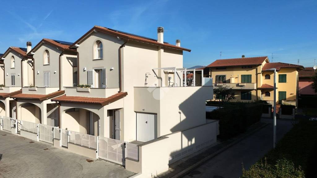 casa indipendente in vendita a Campi Bisenzio