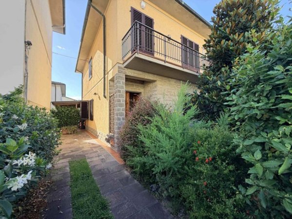 casa indipendente in vendita a Campi Bisenzio