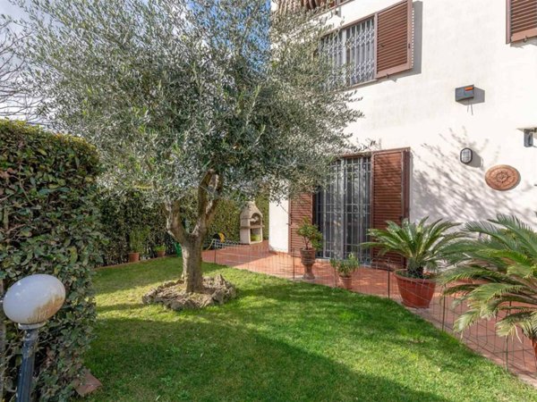casa indipendente in vendita a Campi Bisenzio in zona Capalle