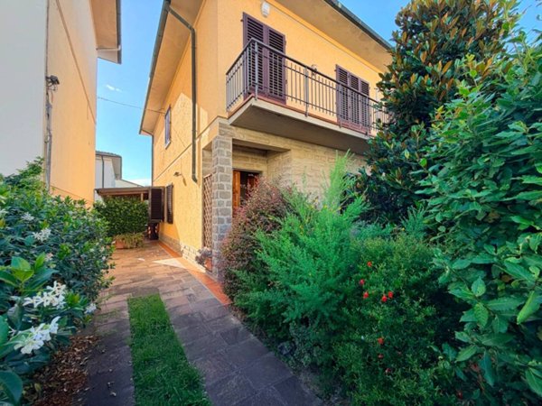 casa indipendente in vendita a Campi Bisenzio