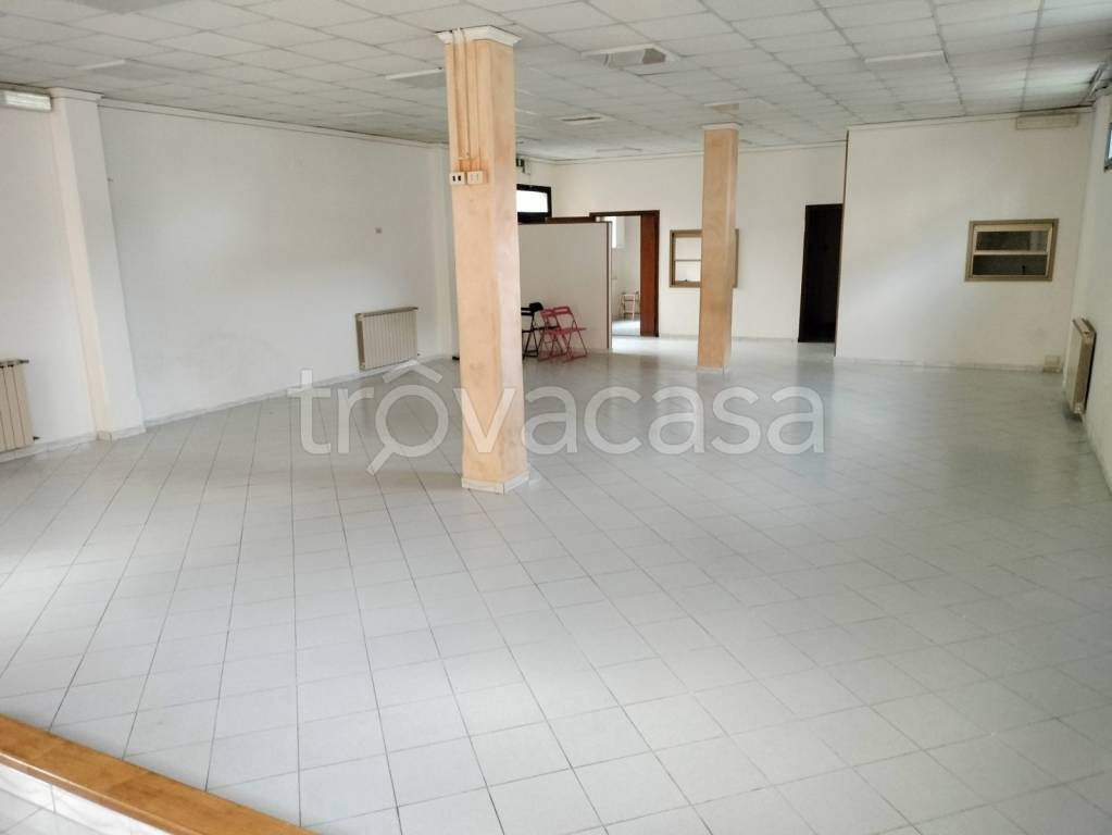 locale commerciale in vendita a Campi Bisenzio in zona San Donnino
